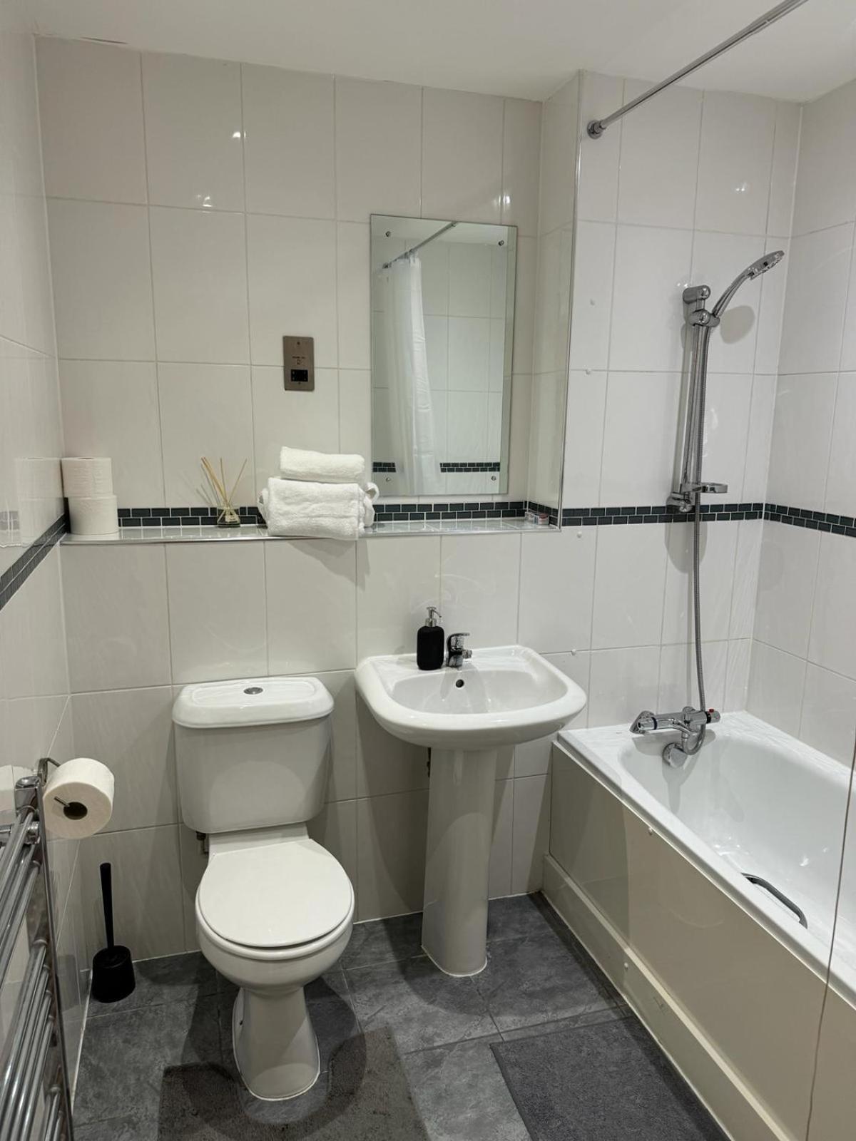 Spacious 2 Bedrooms Apartment In Stratford 伦敦 外观 照片